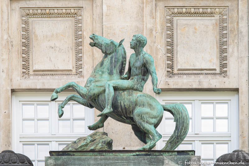 Aufsteigendes Pferd mit Reiter – Denkmal/Kunstwerk in München