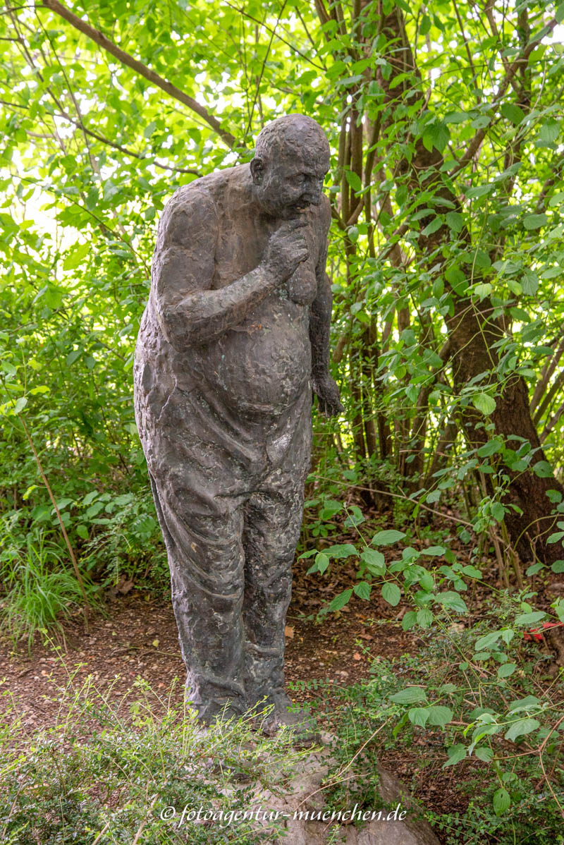 Mann spricht mit Fisch – Denkmal/Kunstwerk in München