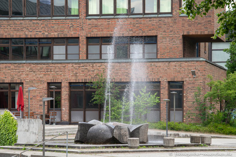 Brunnen aus gerundeten Steinen – Denkmal/Kunstwerk in München