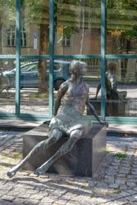 Sitzende Frau – Foto aus München