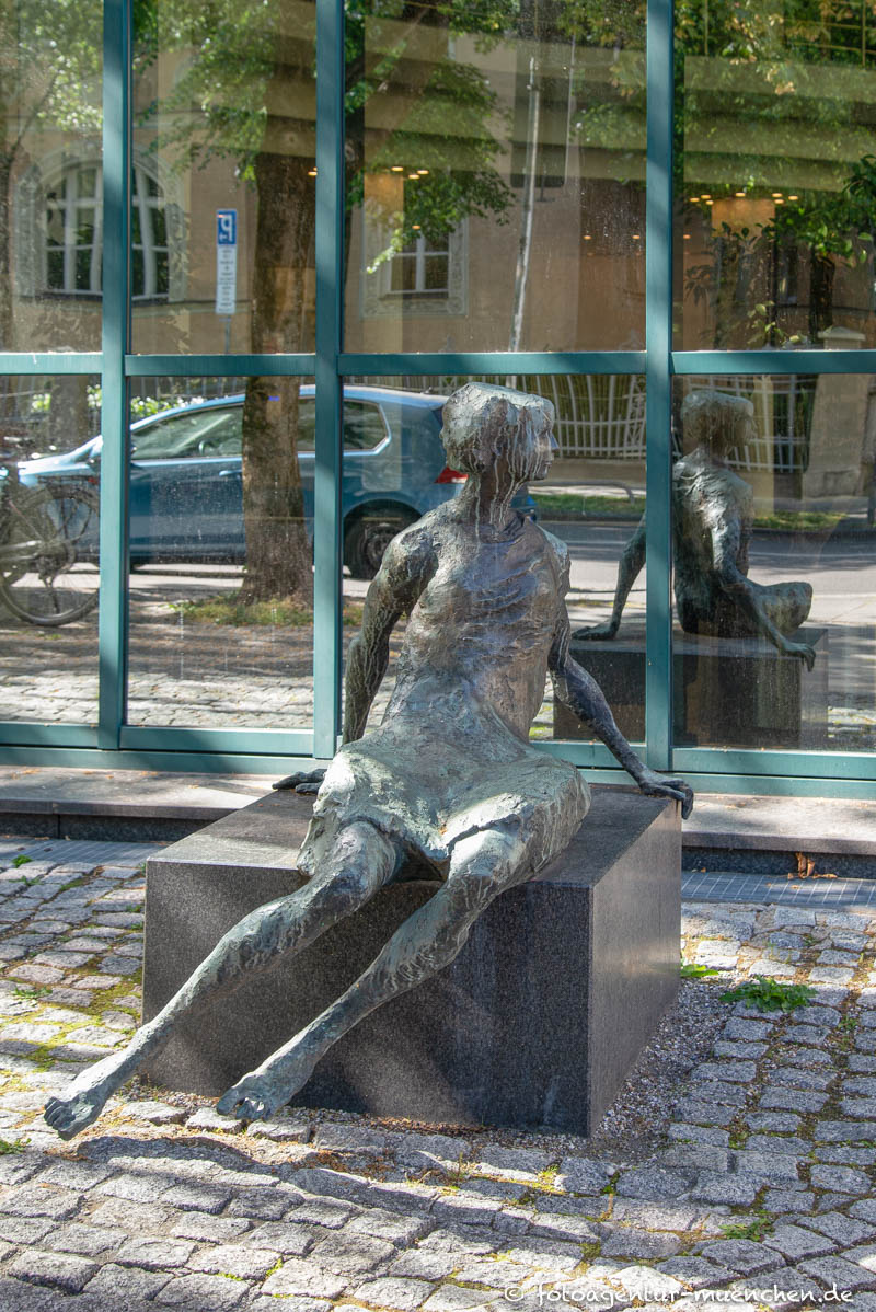Sitzende Frau – Denkmal/Kunstwerk in München