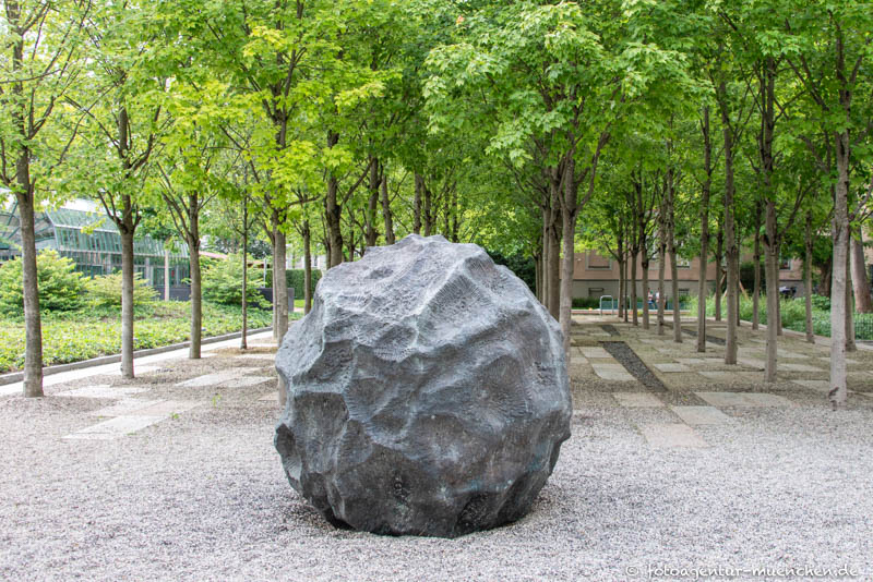 Ohne Titel (Meteorit) – Denkmal/Kunstwerk in München
