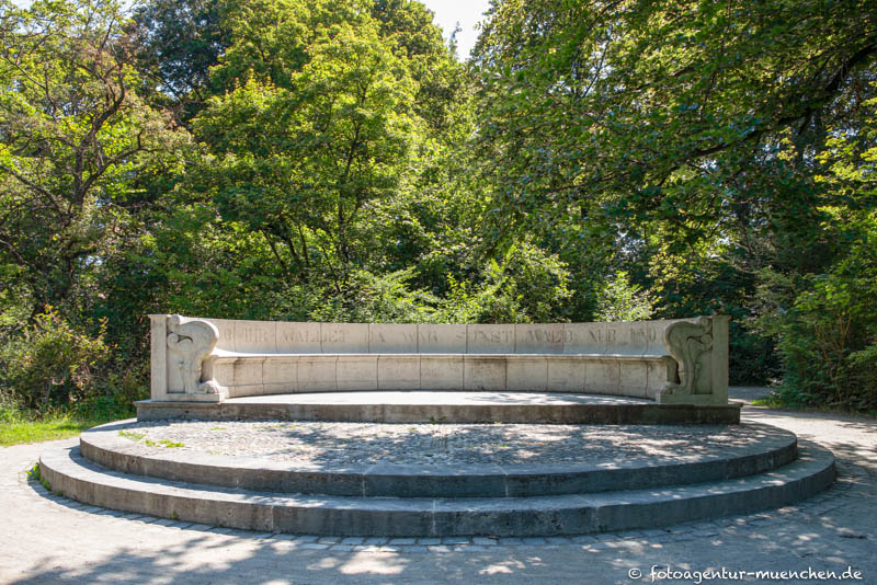 Steinerne Bank – Denkmal/Kunstwerk in München