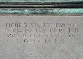 Inschrift - Max-Joseph-Denkmal – Foto aus München
