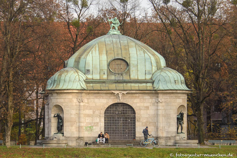 Hubertusbrunnen – Denkmal/Kunstwerk in München