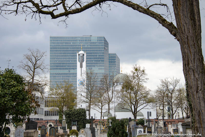 Blick vom Nordfriedhof auf das Langenscheid-Hochhaus