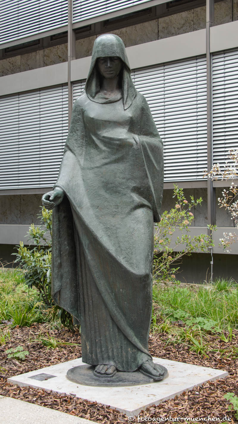 Die Witwe – Denkmal/Kunstwerk in München