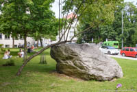 Findling vor dem Geowissenschaftliches Institut – Foto aus München