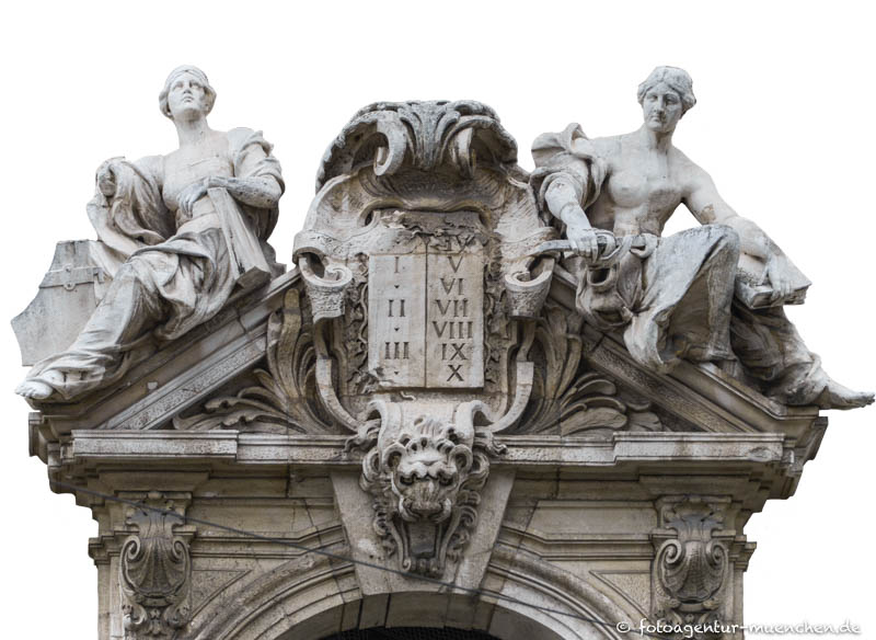 Zwei weibliche Figuren mit den zehn Geboten – Denkmal/Kunstwerk in München