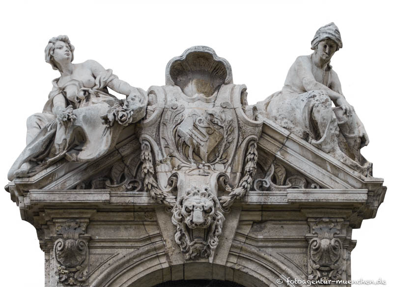 Zwei weibliche Figuren mit Buch – Denkmal/Kunstwerk in München