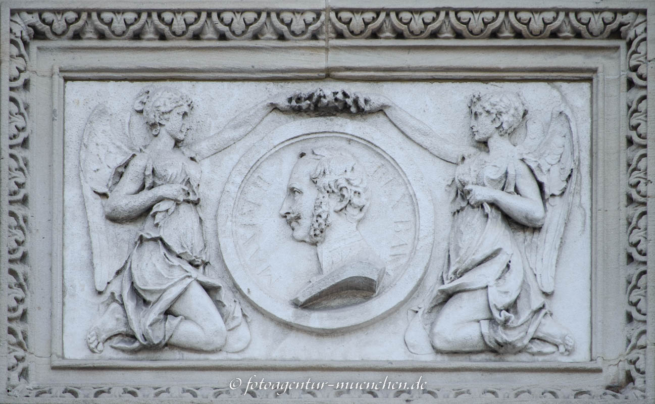 Relief - Maximilian II. König von Bayern – Denkmal/Kunstwerk in München