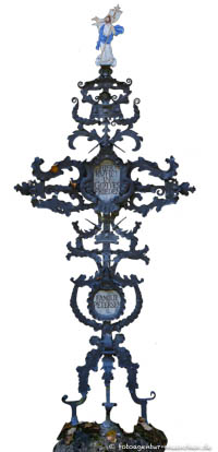 Gerhard Willhalm – Grabkreuz