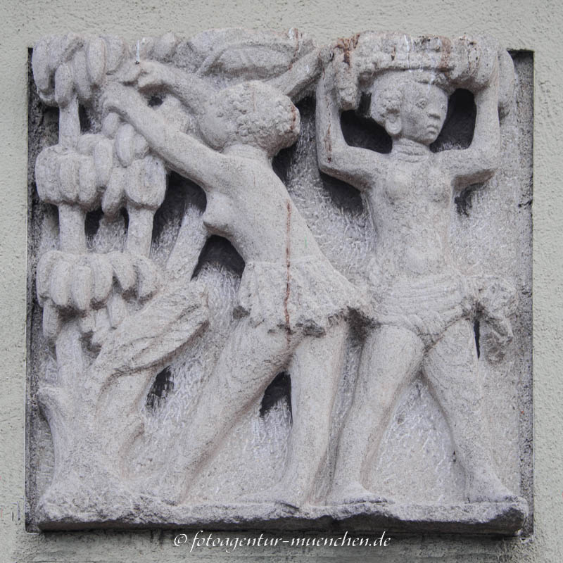 Relief Bananenpflückerinnen – Denkmal/Kunstwerk in München