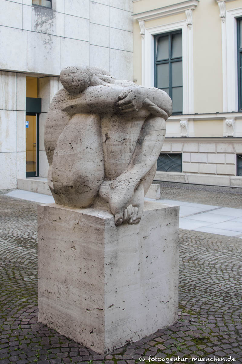 Hockende – Denkmal/Kunstwerk in München