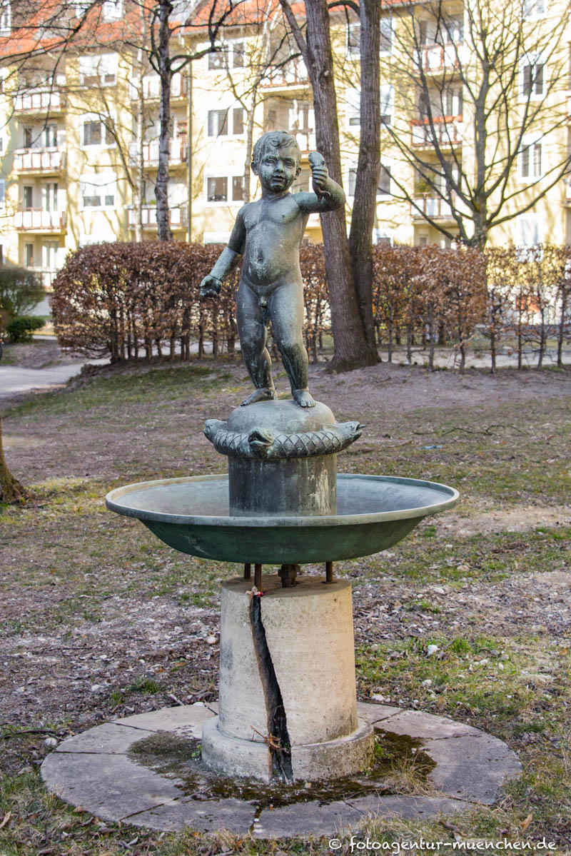 Brunnen - Junge mit Fisch – Denkmal/Kunstwerk in München
