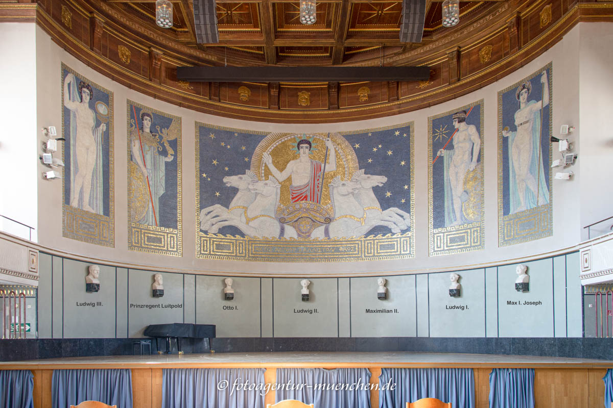 Herscherbüsten in der Großen Aula