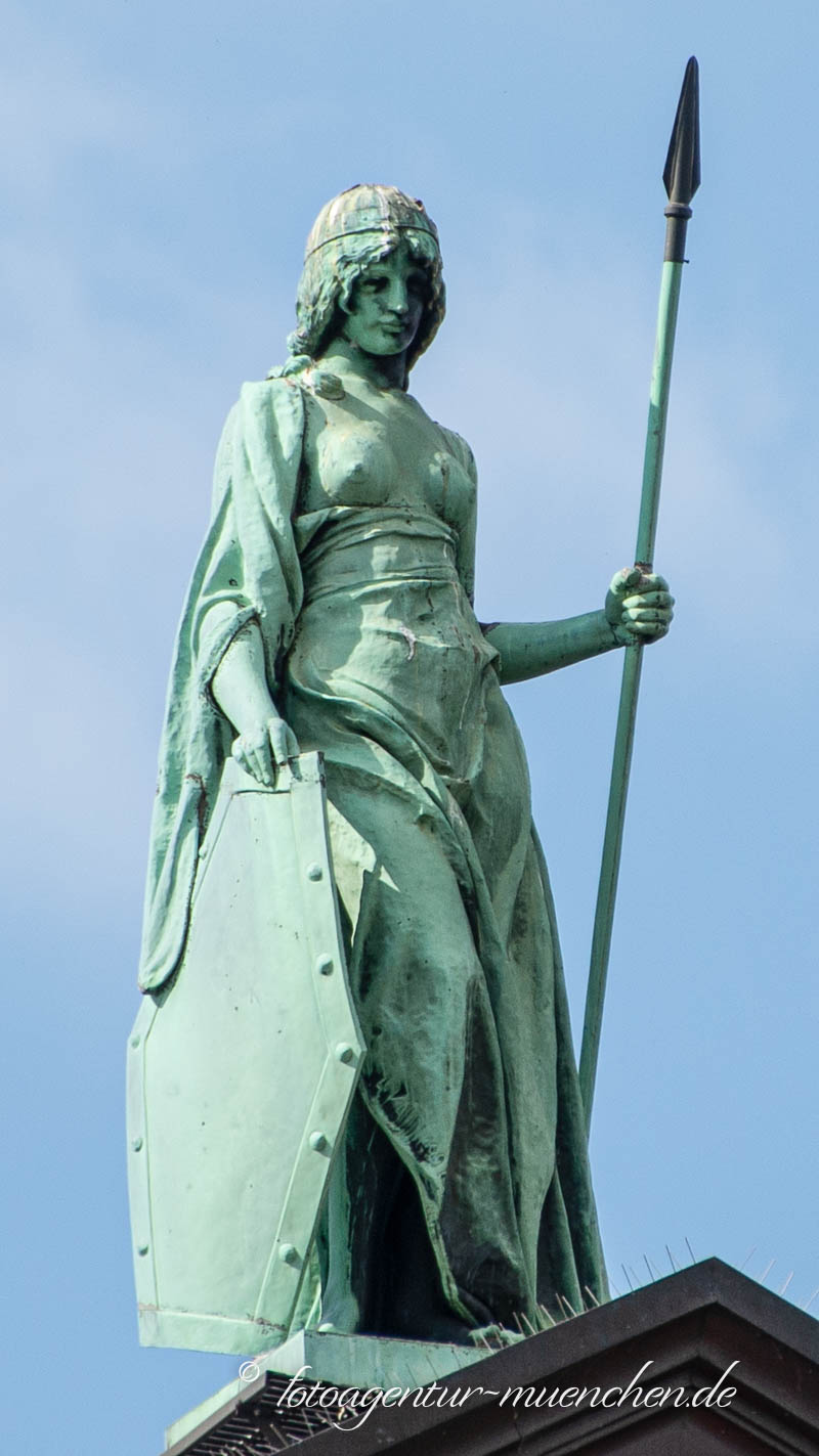 Weibliche Allegorie mit Speer – Denkmal/Kunstwerk in München