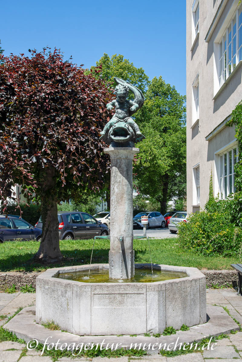 Knabe auf Waller – Denkmal/Kunstwerk in München