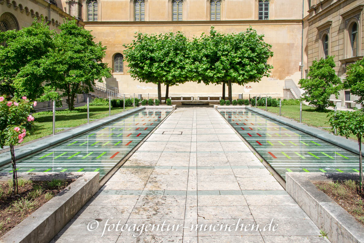 Wasserbecken im Kabinettsgarten – Denkmal/Kunstwerk in München