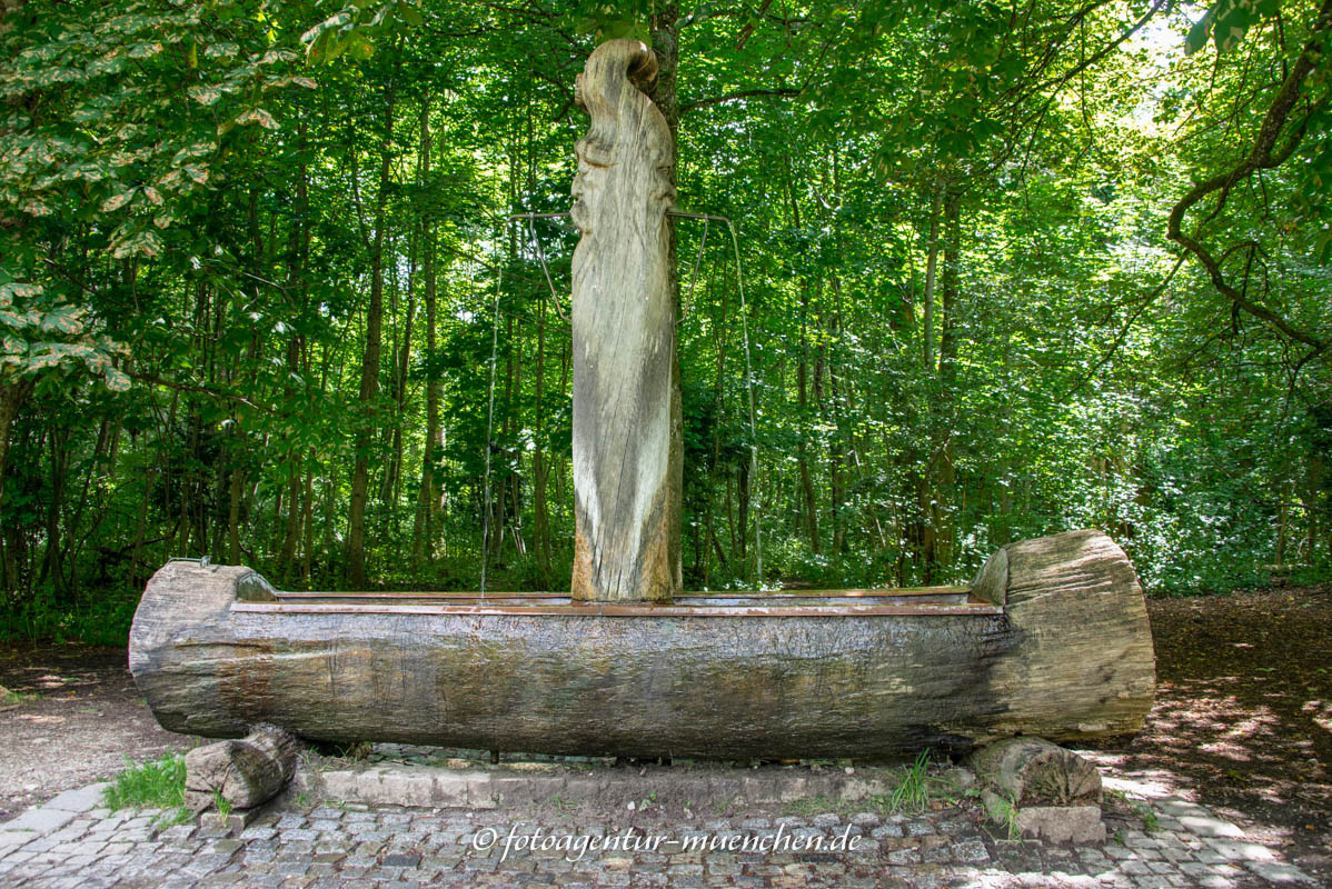 Holztrogbrunnen „Wasserspeiender Faun“ – Denkmal/Kunstwerk in München