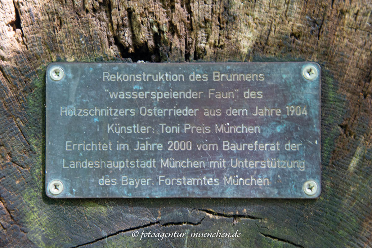Holztrogbrunnen „Wasserspeiender Faun“