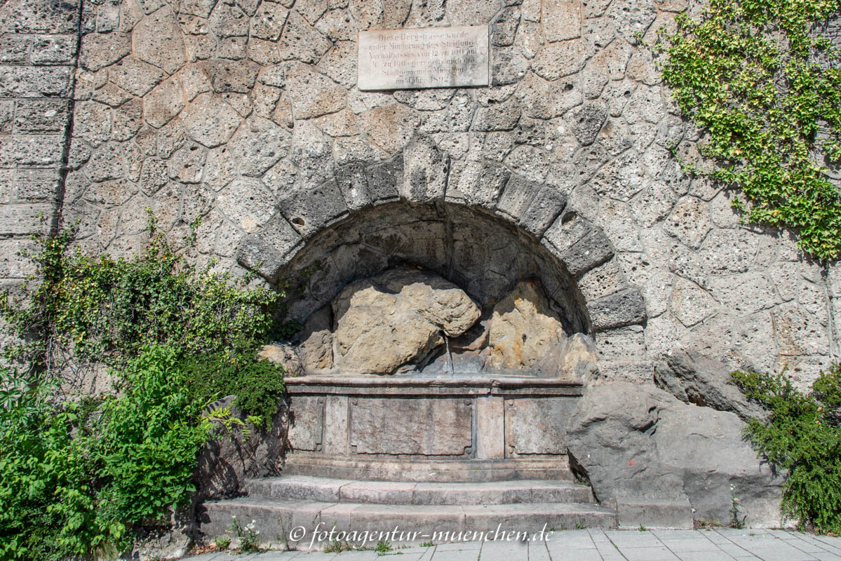Grotte mit Steinbecken – Denkmal/Kunstwerk in München