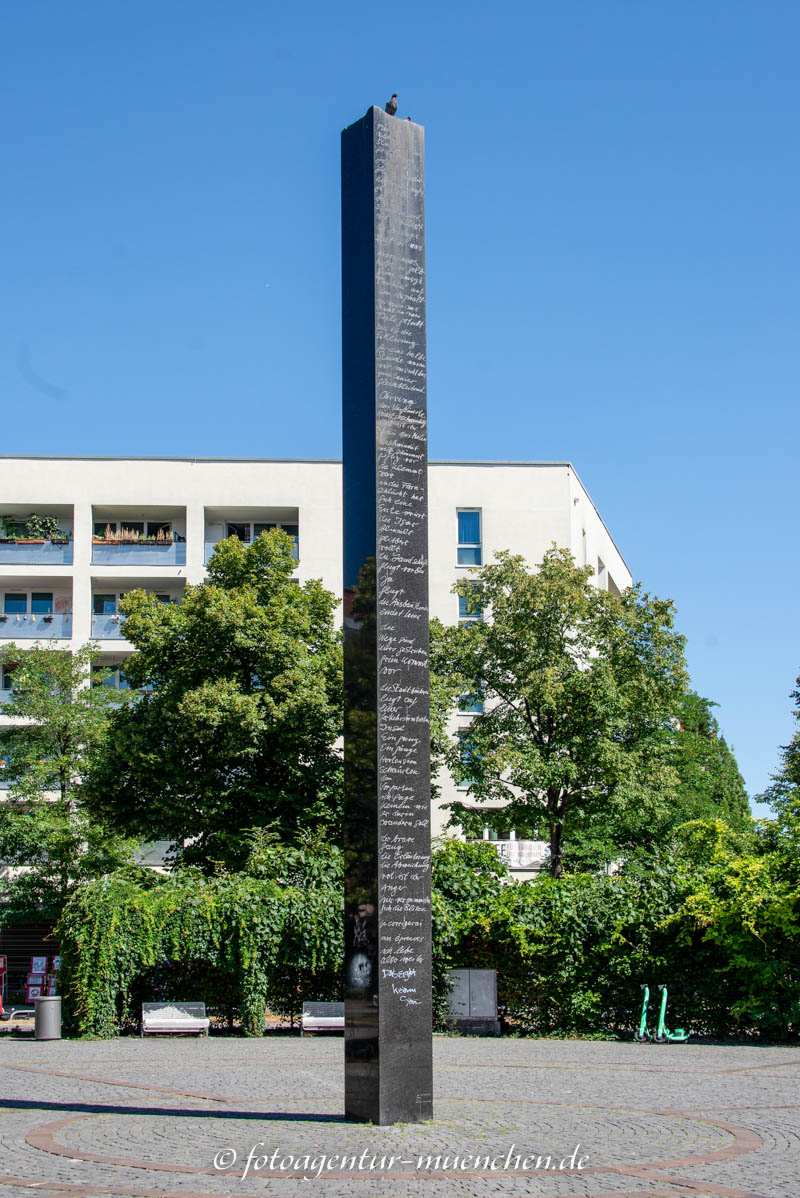 Schriftsäule – Denkmal/Kunstwerk in München