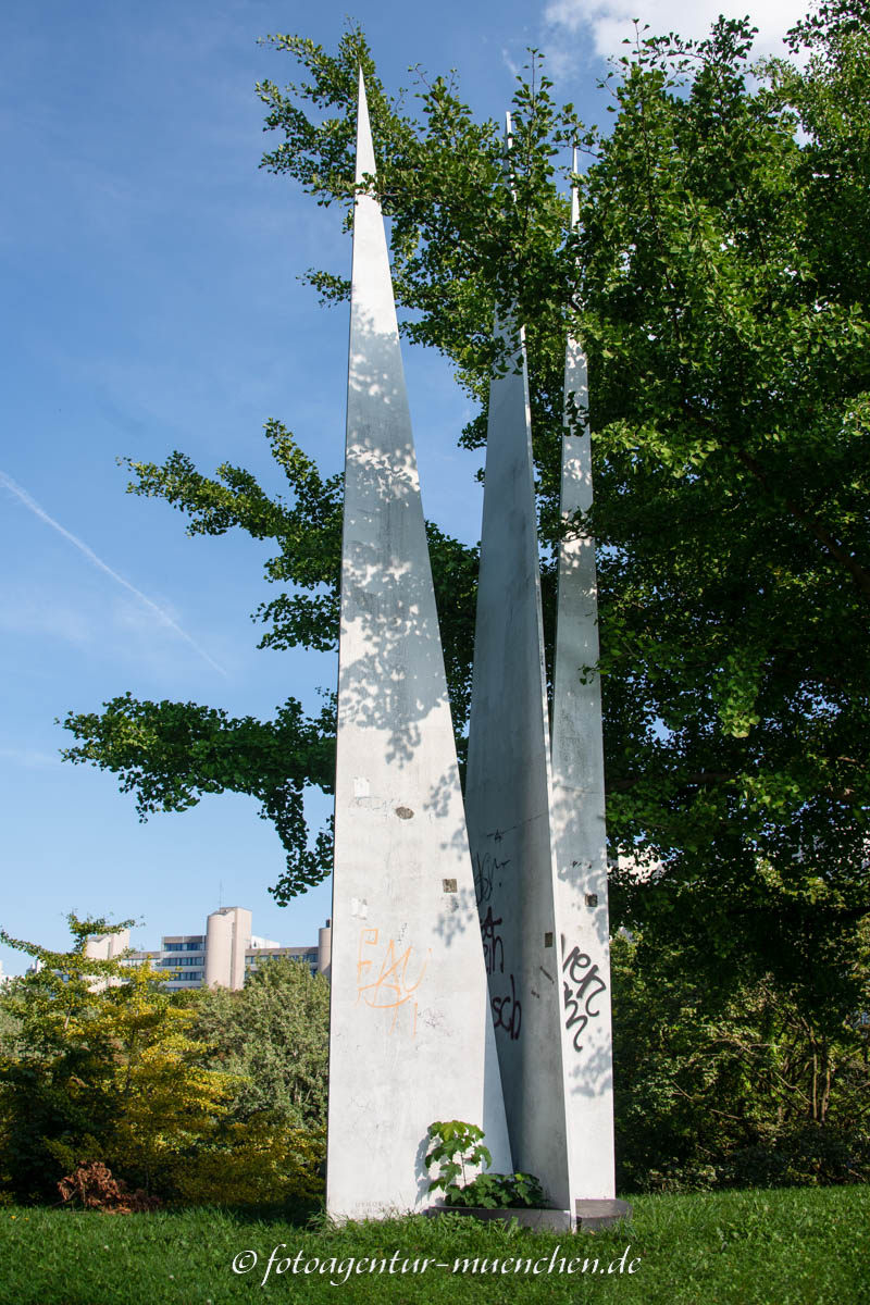 Dreiecksvariation 8/85 – Denkmal/Kunstwerk in München