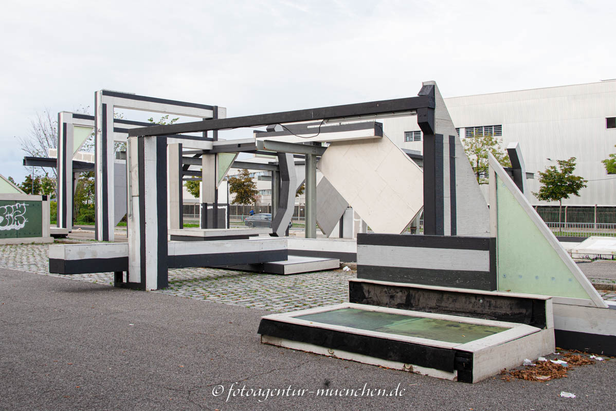 Kunstinstallation am Busbahnhof Olympiazentrum – Denkmal/Kunstwerk in München