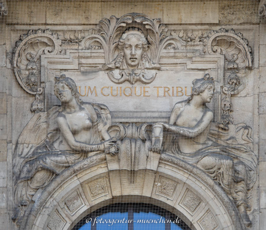 SUUM CUIQUE TRIBUE – Denkmal/Kunstwerk in München