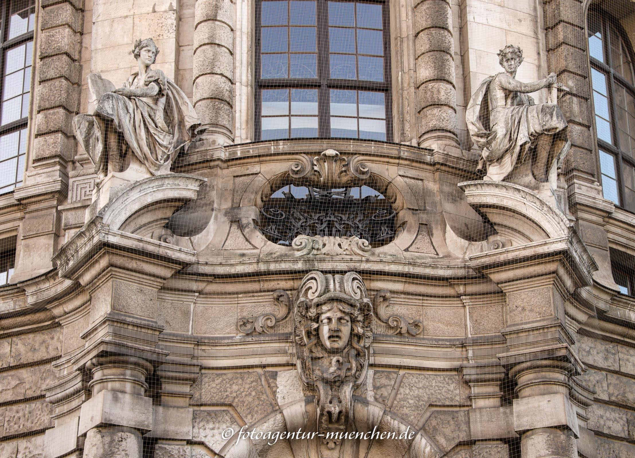 Portalfiguren - Justizpalast