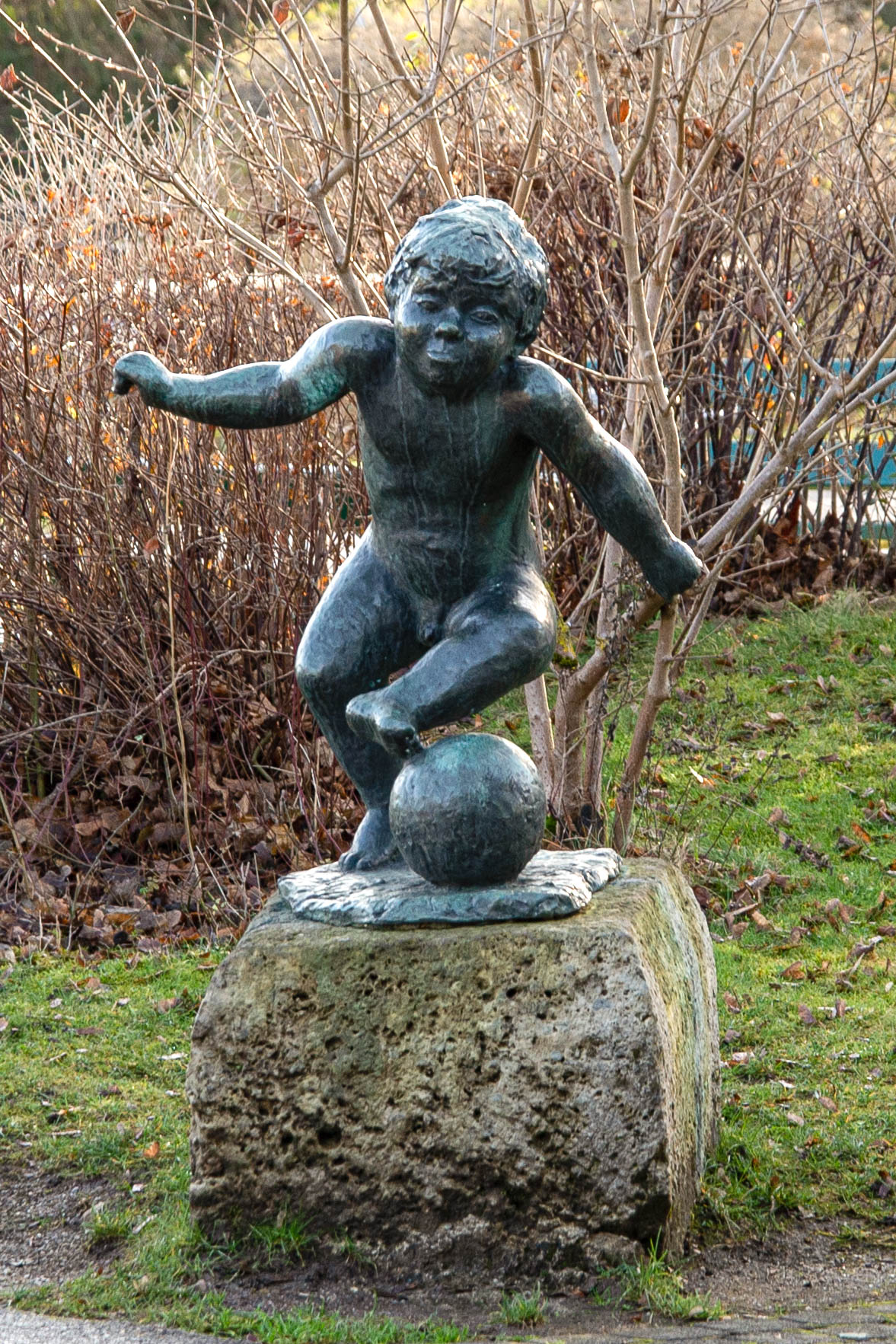 Knabe mit Fußball