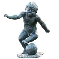 Knabe mit Fußball – Foto aus München