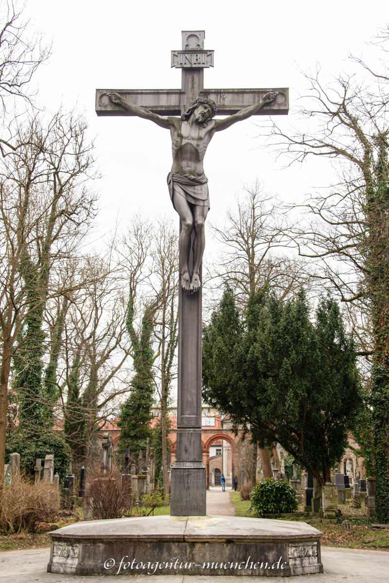 Kruzifix im Campo Santo – Denkmal/Kunstwerk in München