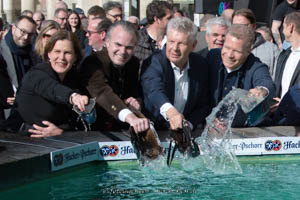 Geldbeutelwaschen am Fischbrunnen – Foto aus München