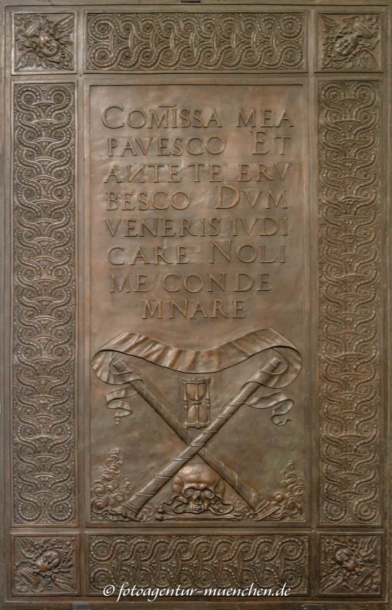 Gruftplatte Herzog Wilhelm V. – Denkmal/Kunstwerk in München