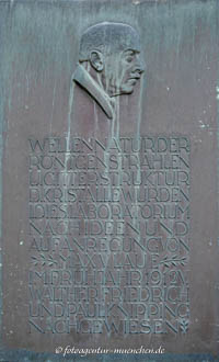 Gerhard Willhalm – Gedenktafel . Röntgenstrahlen