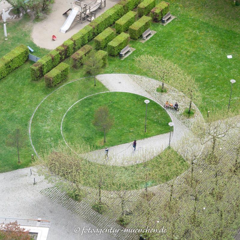 Courtyard in the wind – Denkmal/Kunstwerk in München