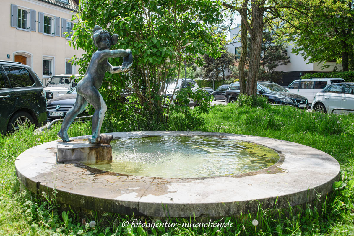 Holländisches Mädchen mit Klompen  – Denkmal/Kunstwerk in München