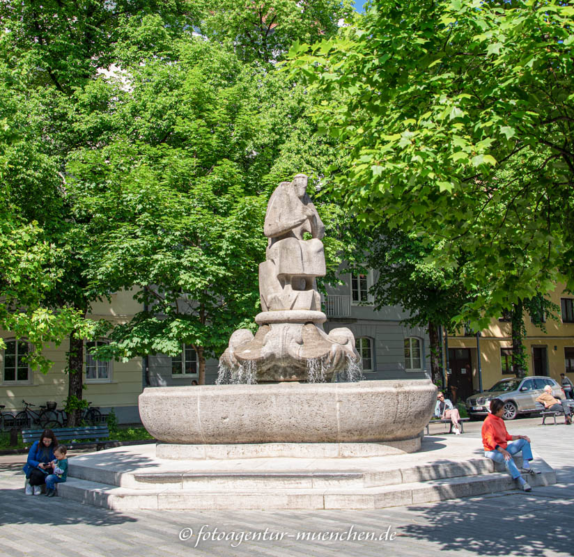 Franziskus-Brunnen – Denkmal/Kunstwerk in München
