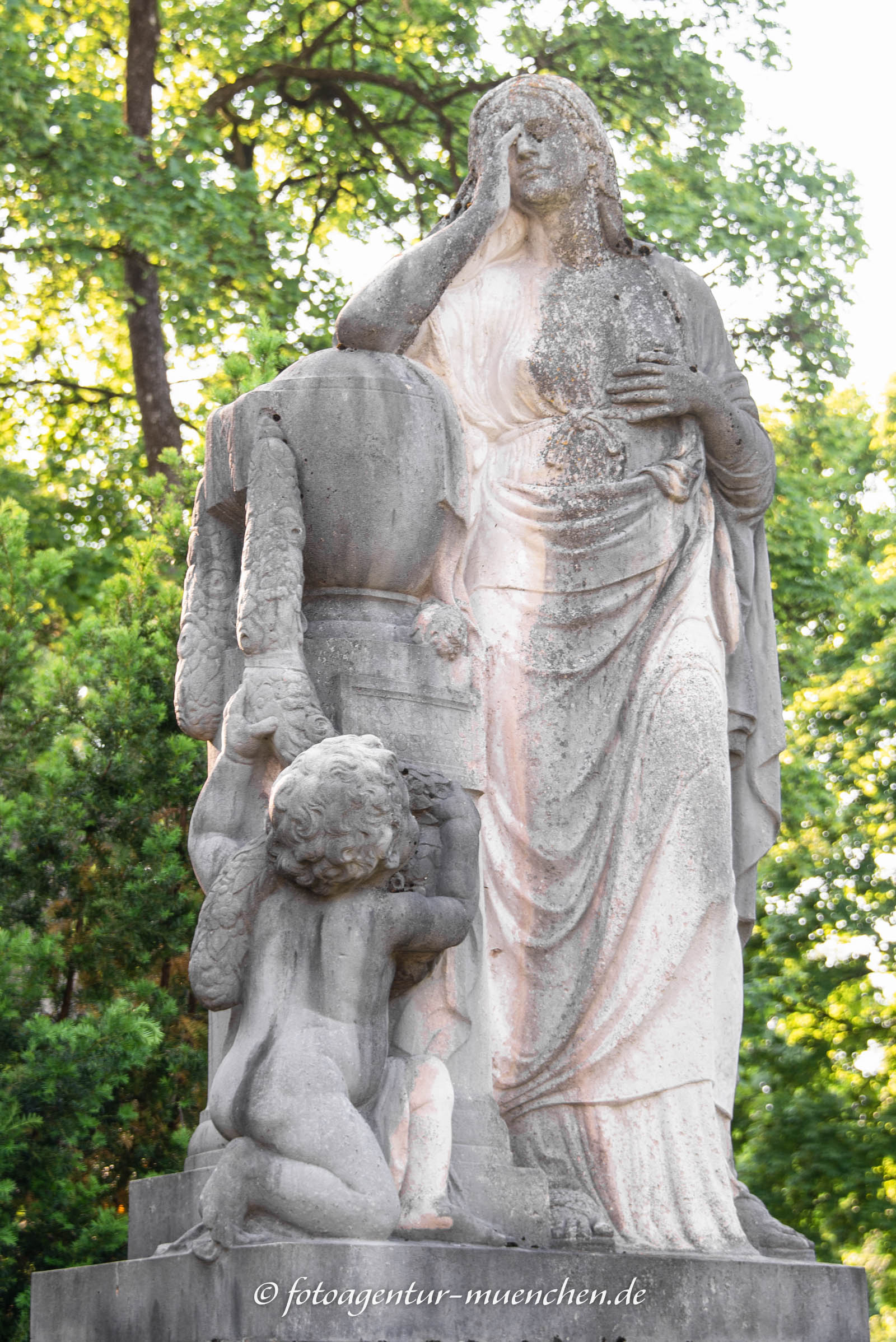 Trauernde mit Urne und Putti