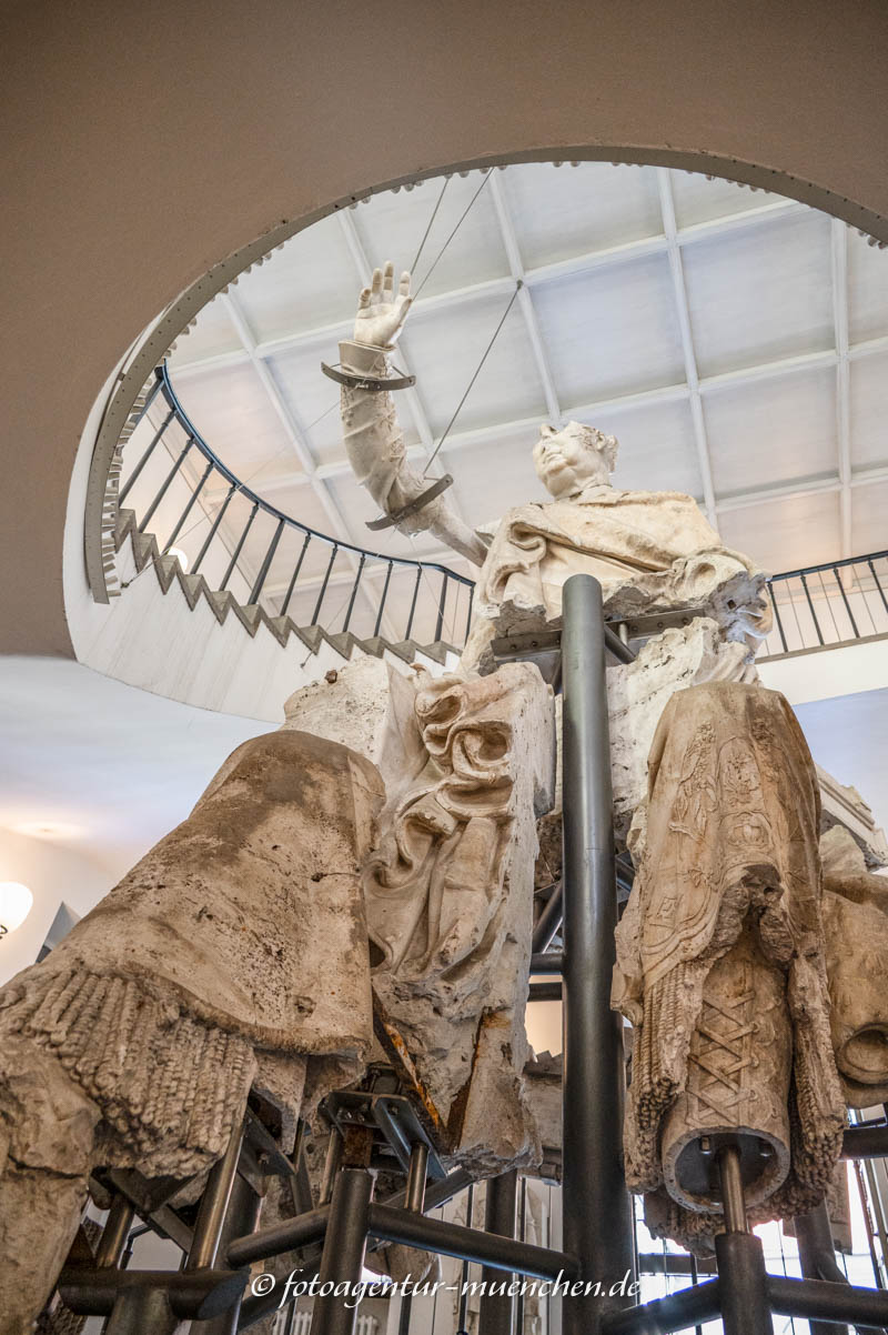 Zerbrochene Figur – Denkmal/Kunstwerk in München