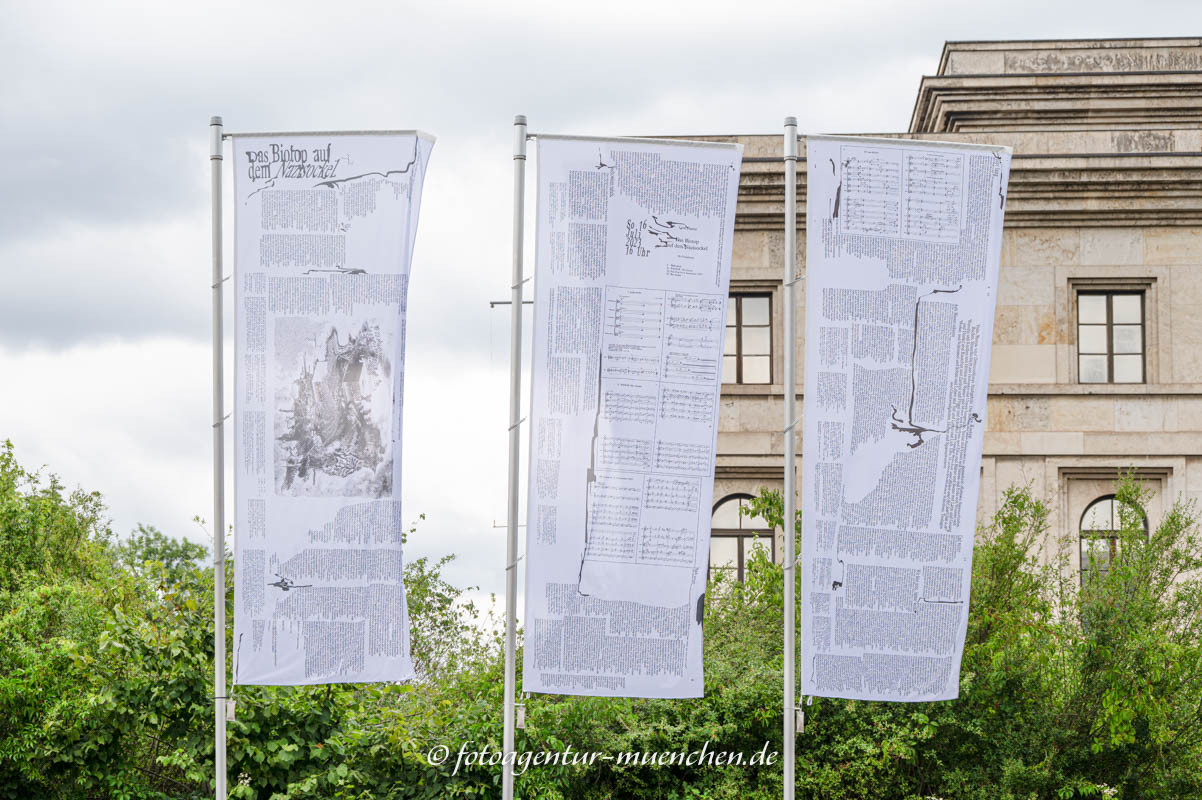 Das Biotop auf dem Nazisockel – Denkmal/Kunstwerk in München