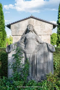 Gerhard Willhalm – Trauernde - Nordfriedhof