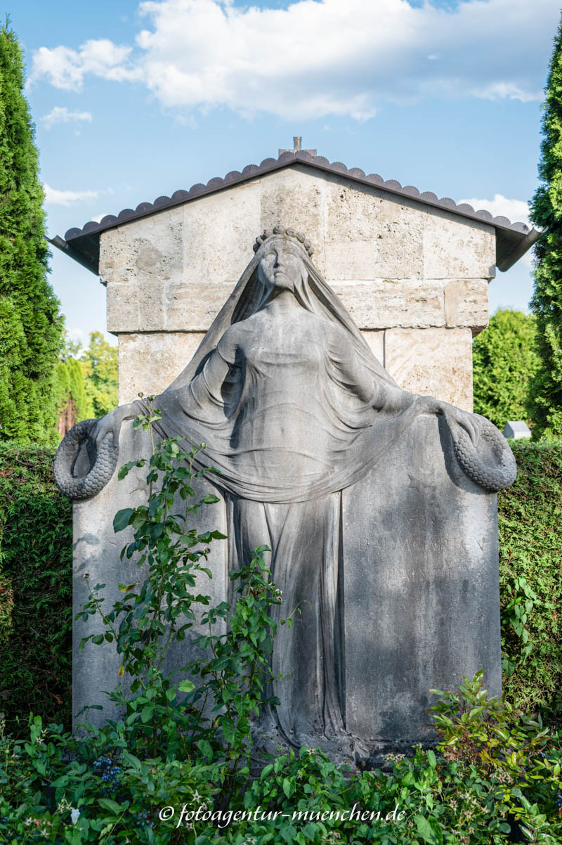 Trauernde – Denkmal/Kunstwerk in München