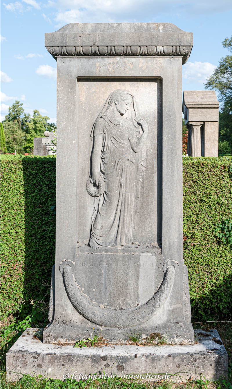 Trauernde mit Kranz – Denkmal/Kunstwerk in München