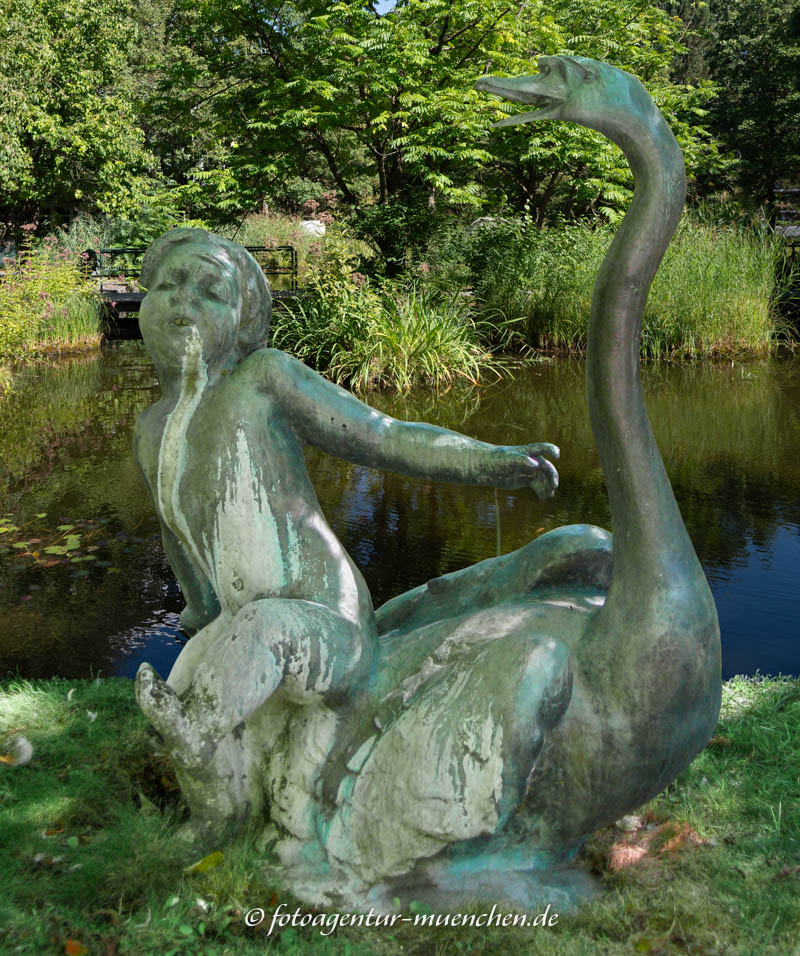 Junge mit Schwan – Denkmal/Kunstwerk in München