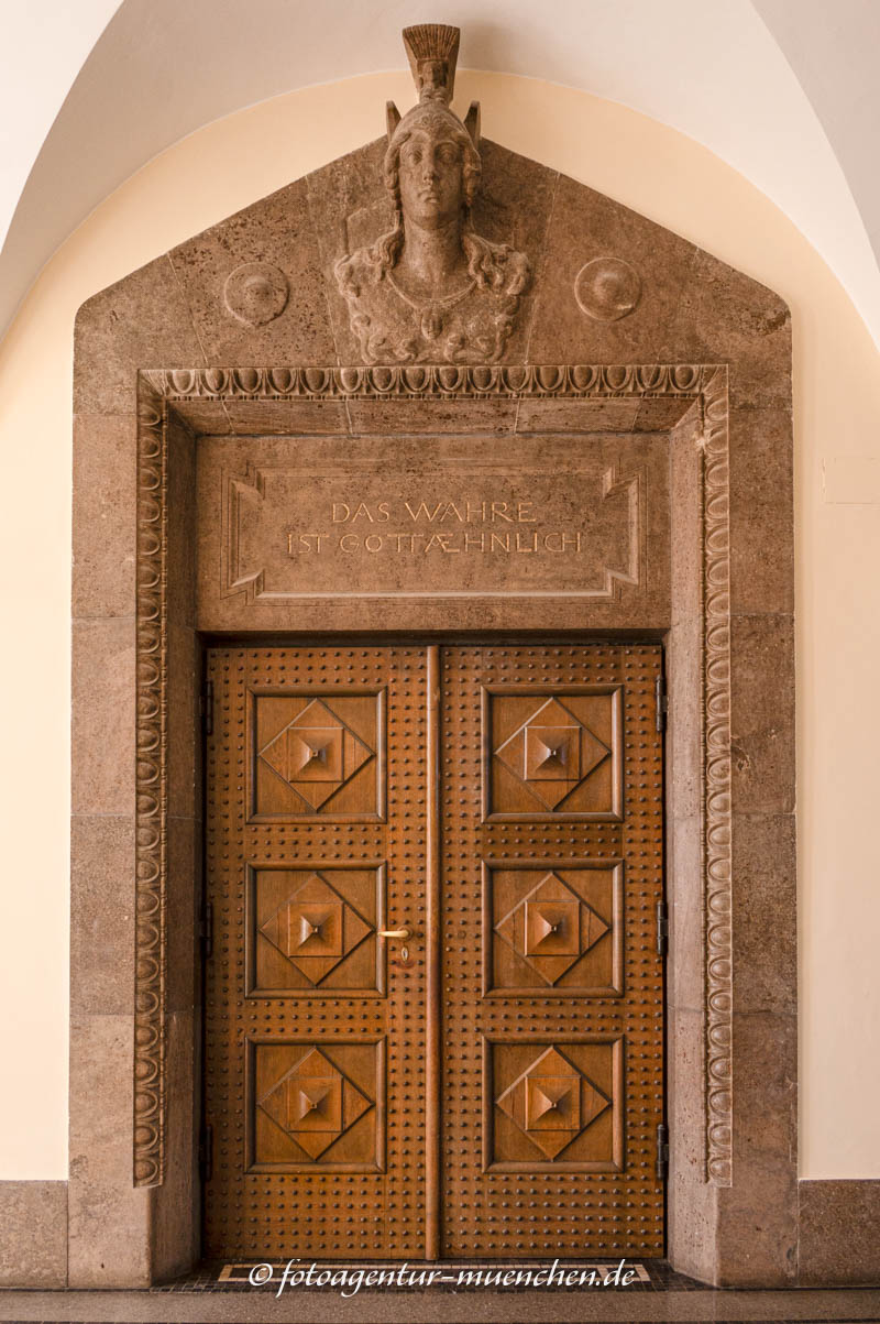 Eingangstüre zur Großen Aula – Denkmal/Kunstwerk in München