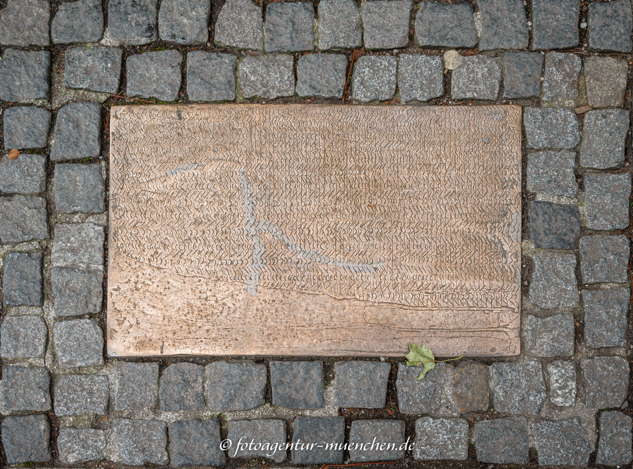 Bronzeplatte - Re/Place