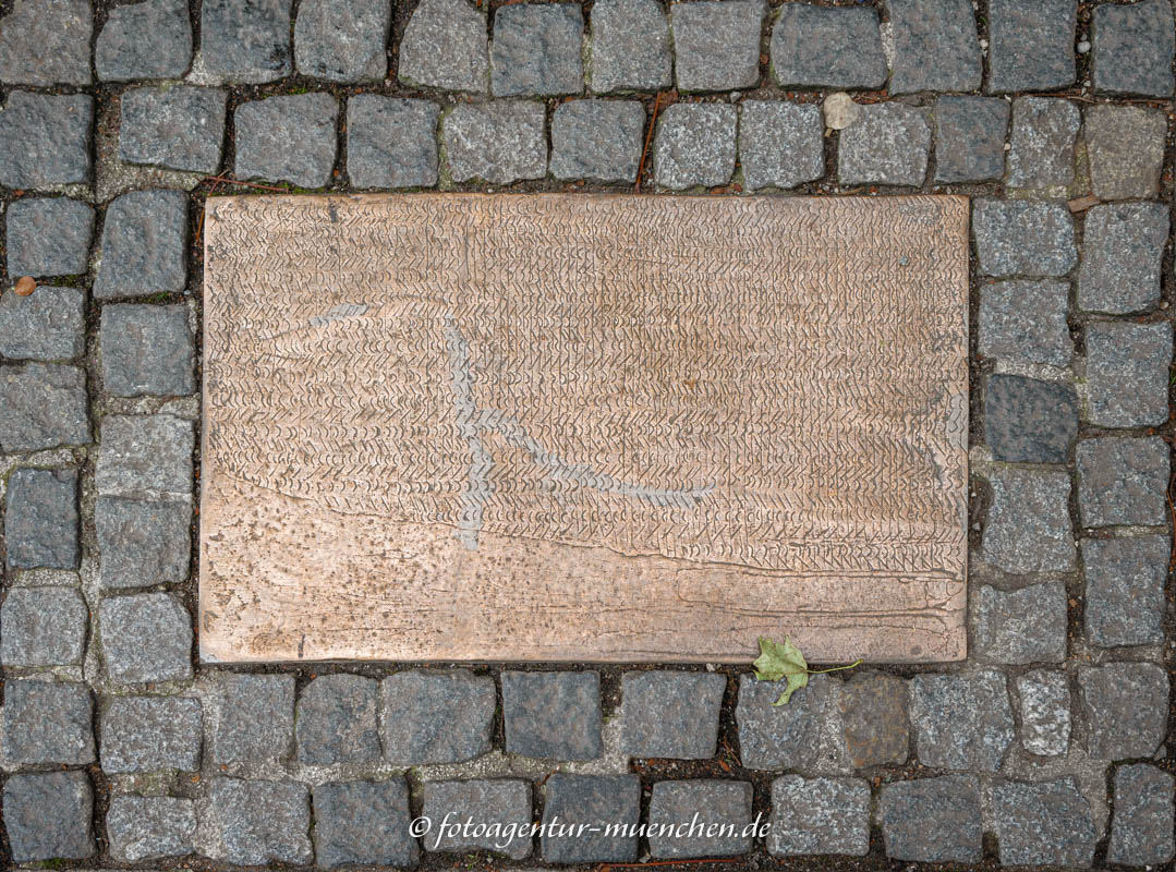 Bronzeplatte - Re/Place – Denkmal/Kunstwerk in München